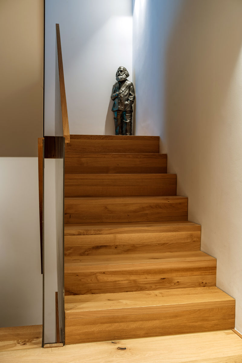 Kleine Zwischentreppe aus schönem Holz mit Karl Marx Statue